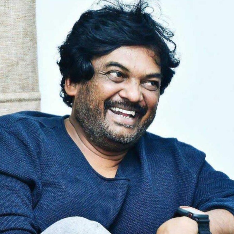  దర్శకుడిగా పూరి జగన్నాథ్ కరియర్లో బోలెడు బ్లాక్బస్టర్ సినిమాలు ఉన్నాయి. అయితే పూరి జగన్నాథ్ వ్యక్తిగత జీవితం గురించి కూడా అన్నే పుకార్లు బయట వినిపిస్తూ ఉంటాయి. ఒకానొక సమయంలో పూరి జగన్నాథ్ ఆర్థికంగా చాలా ఇబ్బందుల్లో ఉన్నారని తన భార్యతో విడాకులు తీసుకోబోతున్నారు అని చాలా వదంతులు వినిపించాయి.