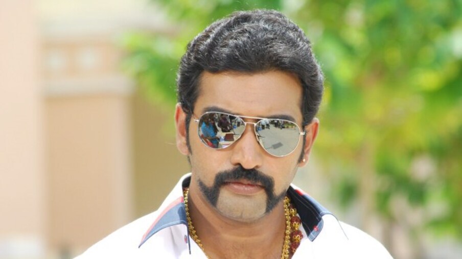  అక్కడే ఉన్న యువగళం సైనికులు, భద్రతా సిబ్బంది ఆయన్ను హుటాహుటిన కారులో కుప్పంలోని కేసీ ఆస్పత్రికి తరలించారు. వైద్యులు ప్రాథమిక చికిత్స అందించిన తర్వాత... పట్టణంలోని పీఈఎస్‌ వైద్యకళాశాల ఆస్పత్రికి తరలించారు. తారకరత్నకు గుండెపోటు వచ్చిందని.. ఆయన గుండెలో ఎడమవైపు 90 శాతం బ్లాక్స్ గుర్తించామని పీఈవెస్ వైద్యులు తెలిపారు