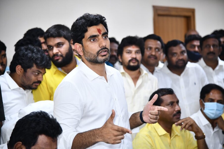  వైసీపీ గెలిచిన నుంచి రాష్ట్రంలో యుద్ధ‌వాతావ‌ర‌ణం నెల‌కొంద‌న్నారు. ఏపీలో నిజ‌మైన టెర్ర‌రిస్టులు, రౌడీలు వైసీపీ వారేన‌న్నారు. శాస‌న స‌భ సాక్షిగా నా త‌ల్లిని దూషించార‌ని, జ‌గ‌న్ ప్రోద్బ‌లంతోనే ఇది జ‌రిగింద‌న్నారు.  తన  త‌ల్లి ఎంత బాధ‌ప‌డింతో చూశాన‌ని, ఒక కొడుకుగా నా త‌ల్లి ఆవేద‌న‌కి బ‌దులు తీర్చుకునే తీరుతాన‌న్నారు. తన త‌ల్లిని కించ‌ప‌ర్చిన ఏ ఒక్క‌డినీ వ‌దిలిపెట్ట‌న‌ని శ‌ప‌థం చేశారు. 