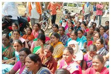 ఆదిలాబాద్లో ఉద్రిక్తత.. రాత్రికి రాత్రి మహిళలు పోలీస్స్టేషన్కు తరలింపు ఆదిలాబాద్లో ఉద్రిక్తత.. రాత్రికి రాత్రి మహిళలు పోలీస్స్టేషన్కు తరలింపు