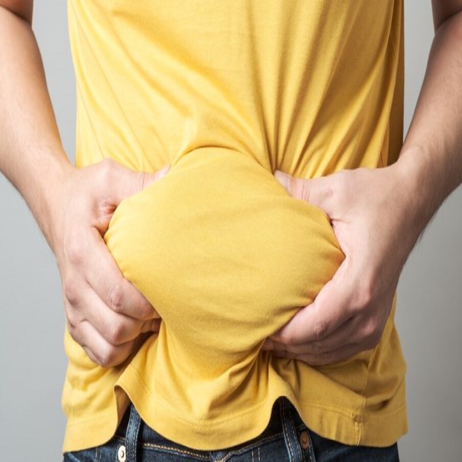  Weight Loss In Summer: ప్రస్తుతం ఎక్కువ మంది ఎదుర్కొంటున్న అతి పెద్ద సమస్య బరువు పెరగడం. అయితే బరువు పెరగడం ఈజీ కానీ.. తగ్గడం మాత్రం అంత ఈజీ కాదు. దానికోసం చాలా ప్రయత్నాలు చేస్తారు. కొంతమంది భారీగా డబ్బులు ఖర్చు చేస్తారు. కొంతమంది తినడం మానేసి.. ఆరోగ్యాన్ని పాడు చేసుకుంటారు. అయితే బరువు తగ్గాలి అనుకునే వారికి ఇదే సరైన సమయం అంటున్నారు నిపుణులు.
