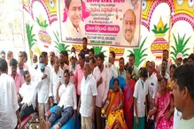 Adilabad : పండ్ల పంపిణి, రక్తదానం, క్రిడాపోటిలు.. ధూంధాం గా సీఎం బర్త్ డే... సెలబ్రేషన్స్ Adilabad : పండ్ల పంపిణి, రక్తదానం, క్రిడాపోటిలు.. ధూంధాం గా సీఎం బర్త్ డే... సెలబ్రేషన్స్