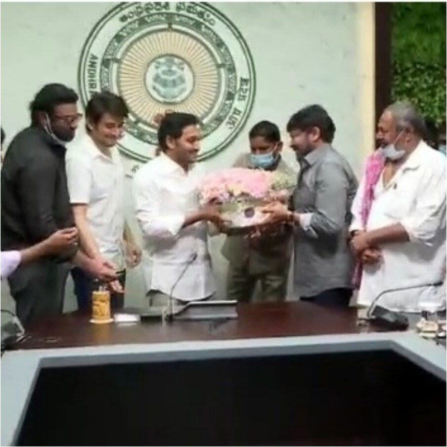  తాజాగా సినిమా హీరోలు, దర్శకులు, నిర్మాతలతో భేటీ అయిన ఆయన.. సినీ పరిశ్రమ విశాఖకు కూడా రావాలని కోరారు. అందరికీ విశాఖపట్నంలో స్థలాలు ఇస్తామని చెప్పారు. తెలంగాణతో పోలిస్తే సినీ పరిశ్రమకు ఆంధ్రా ఎక్కువ కంట్రిబ్యూట్ చేస్తోందన్నారు. ఏపీలో జనాభా, థిటయేటర్లు ఎక్కువ..ఆదాయం కూడా ఎక్కువేనని తెలిపారు. స్టూడియోలు పెట్టేందుకు ఆసక్తి చూపితే విశాఖలో స్థలాలు ఇస్తామని చెప్పారు. జూబ్లిహిల్స్ తరహా ప్రాంతాన్ని క్రియేట్ చేద్దామని చెప్పారు. చెన్నై, బెంగళూరు,  లో విశాఖ పోటీ పడగలదన్నారు.