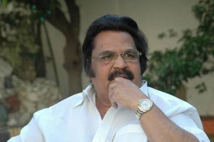  దాసరి నారాయణ రావు | దాసరి నారాయణ రావు ప్రపంచంలో ఎక్కువ చిత్రాలను దర్శకత్వం వహించిన ఏకైక వ్యక్తిగా గిన్నీస్ బుక్‌లో చోటు సంపాదించుకున్నారు. ఈయన తెలుగుతో పాటు తమిళం, హిందీ చిత్రాలకు దర్శకత్వం వహించారు. అంతేకాదు ఒక దర్శకుడిగా, నిర్మాతగా, నటుడిగా, పాటల రచయతగా, పాత్రికేయుడిగా, కేంద్ర మంత్రిగా పనిచేసిన అసమాన ప్రతిభాశాలిగా కీర్తి ఘడించారు. (Twitter/Photo)