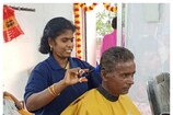 కేసీఆర్​ నగర్​లో హరీశ్​ రావు సెలూన్​ షాపు.. ఇంతకీ అక్కడ​ కటింగ్​ చేస్తున్నది ఎవరో తెలుసా?