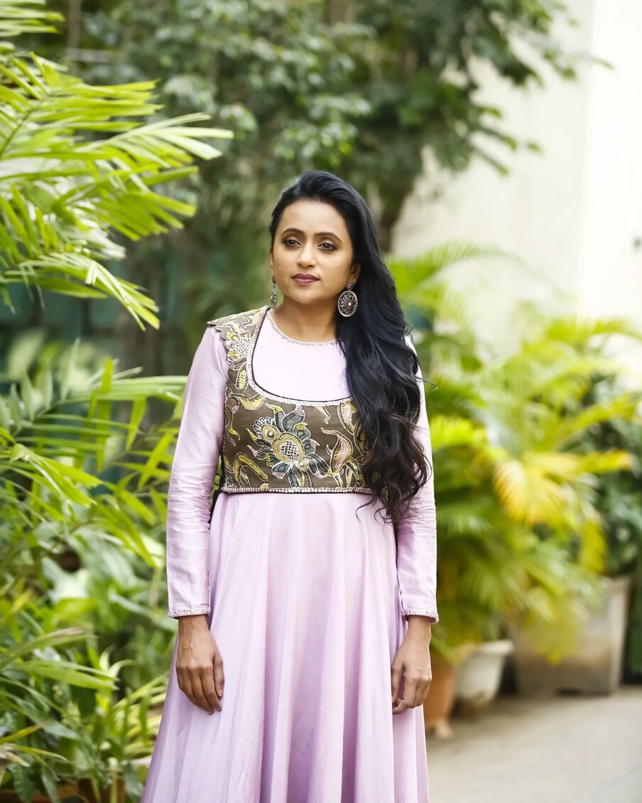 Suma Kanakala : యాంకర్ సుమ అంటే తెలియని తెలుగు టీవీ ప్రేక్షకులుండరు. అంత పాపులర్ సుమ. టీవీ తెరపై ఆమె ఓ మెగాస్టార్. ఎంత పెద్ద షో ఐనా ఏ మాత్రం బెదరకుండా తన మాటలతో రంజింప చేస్తూ ఆకట్టకుంటోంది. జన్మత: మలయాళీ అయినా తెలుగింటి కోడలై.. మాటలతో మైమరిపిస్తున్నారు సుమ. Photo : Instagram