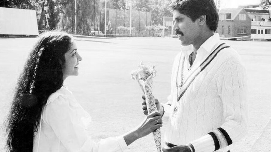  ఆ మౌనాన్ని కపిల్‌ అపార్థం చేసుకుని సారికకు దగ్గరయ్యాడనీ చెప్తారు కపిల్‌ మిత్రులు. సారికతో కపిల్‌ పెళ్లి అనే వార్తలు వినే రోమీ మళ్లీ కపిల్‌ను చేరుకుందనీ అంటారు. రోమీని మరచిపోలేని కపిల్‌ అందుకే వెంటనే సారికకు సారీ చెప్పేసి రోమీ చేయి అందుకున్నాడు.. అని వివరణ ఇస్తారు.