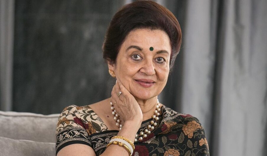  ఆశా పారేఖ్:,[object Object],సీనియర్ నటి ఆశా పరేఖ్ సైతం పెళ్లికి దూరంగానే ఉన్నారు. ఈమె వయసు ఇప్పుడు 80 ఏళ్ళు. 1952లో తన కెరీర్ మొదలు పెట్టిన ఆశ పారేఖ్ తర్వాత ఎన్నో సినిమాల్లో నటించి ఎంతో గుర్తింపుతో పాటు, అటు అత్యంత ప్రతిష్టాత్మకమైన దాదాసాహెబ్ ఫాల్కే  అవార్డును అందుకున్నారు. .