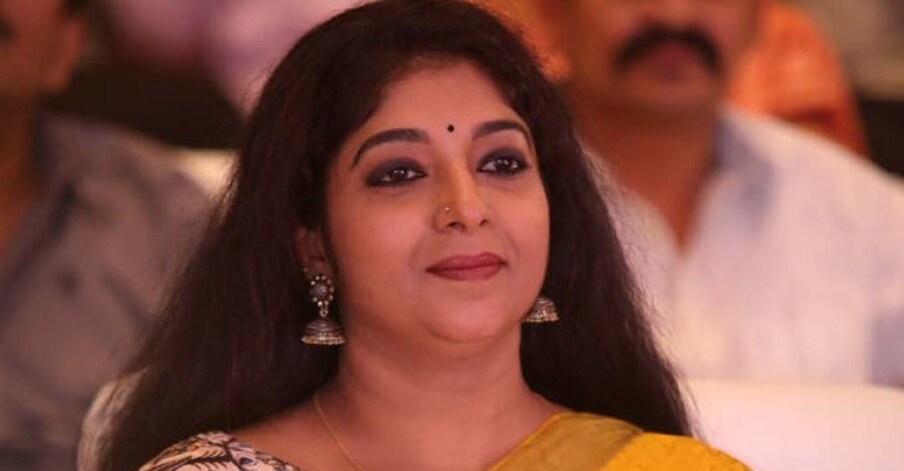  సితార:,[object Object],సీనియర్ హీరోయిన్ సితార కూడా పెళ్లికి దూరంగానే ఉండిపోయింది. ఈమెకు కూడా ఓ తమిళ హీరోతో ఉన్న ప్రేమ కారణంగానే పెళ్లికి దూరంగా ఉంది. ఓ హీరోను ప్రాణం కంటే ఎక్కువగా ప్రేమించి.. ఆయన మరణించడంతో పెళ్లికి దూరంగానే ఉండిపోయింది సితార. తన తండ్రికి చాలా క్లోజ్ అని.. తల్లిదండ్రులను వదిలి వెళ్లడం ఇష్టం లేక పెళ్లి చేసుకోలేదు అని చెప్తుంటారు కూడా. తన తండ్రి చనిపోయిన తర్వాత పెళ్లి ఆలోచన పూర్తిగా పోయిందన్నారు సితార.