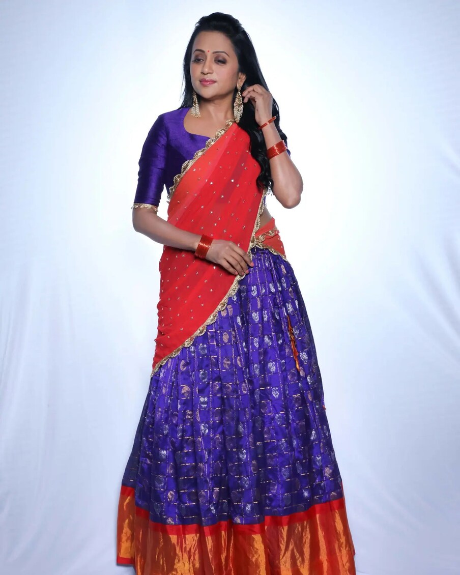  Suma Kanakala : యాంకర్ సుమ అంటే తెలియని తెలుగు టీవీ ప్రేక్షకులుండరు. అంత పాపులర్ సుమ. టీవీ తెరపై ఆమె ఓ మెగాస్టార్. ఎంత పెద్ద షో ఐనా ఏ మాత్రం బెదరకుండా తన మాటలతో రంజింప చేస్తూ ఆకట్టకుంటోంది. జన్మత: మలయాళీ అయినా తెలుగింటి కోడలై.. మాటలతో మైమరిపిస్తున్నారు సుమ. Photo : Instagram