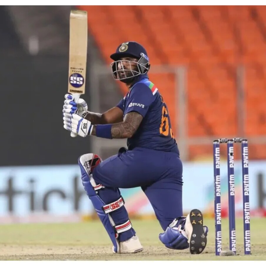  బొటన వేలి గాయంతో ఈ సీజన్ లో ముంబై ఇండియన్స్ (Mumbai Indians)ఆడిన తొలి రెండు మ్యాచ్ లకు కూడా సూర్యకుమార్ యాదవ్ దూరమయ్యాడు. అయితే అనతంరం అతడు బరిలోకి దిగి ప్రతి మ్యాచ్ లోనూ తన దైన శైలిలో ప్రత్యర్థి బౌలర్లపై ఎదురుదాడి చేస్తున్నాడు.