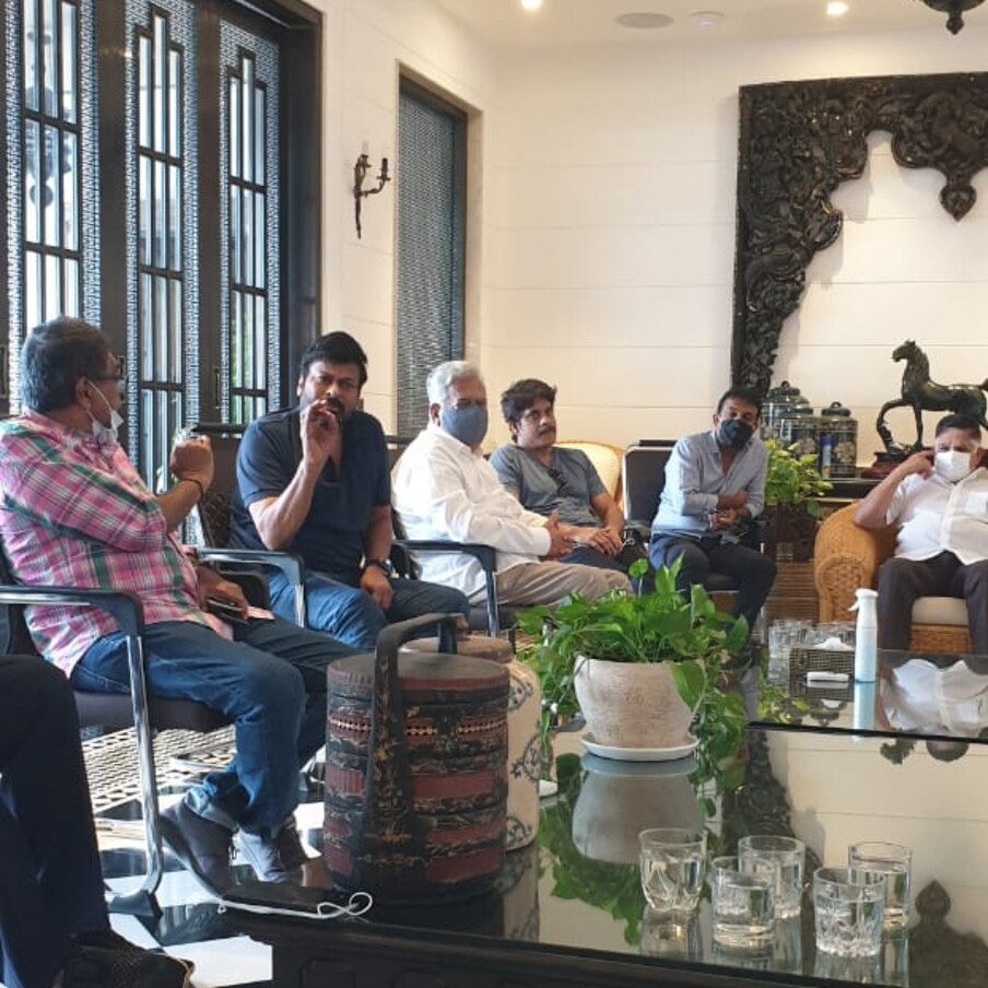  Tollywood Meeting: ఇవాళ టాలీవుడ్ కీలక సమావేశానికి హైదరాబాద్ వేదిక అవుతోంది. సినిమా టికెట్లతో పాటు.. సినీ పరిశ్రమకు చెందిన ఇతర సమస్యల పరిష్కారానికి ఈ సమావేశంతో ముందడుగు పడే అవకాశం ఉంది. రెండు రాష్ట్రాల ప్రభుత్వాలతో సమస్యల విషయంపై పలు సార్లు చర్చలు జరిగాయి. 