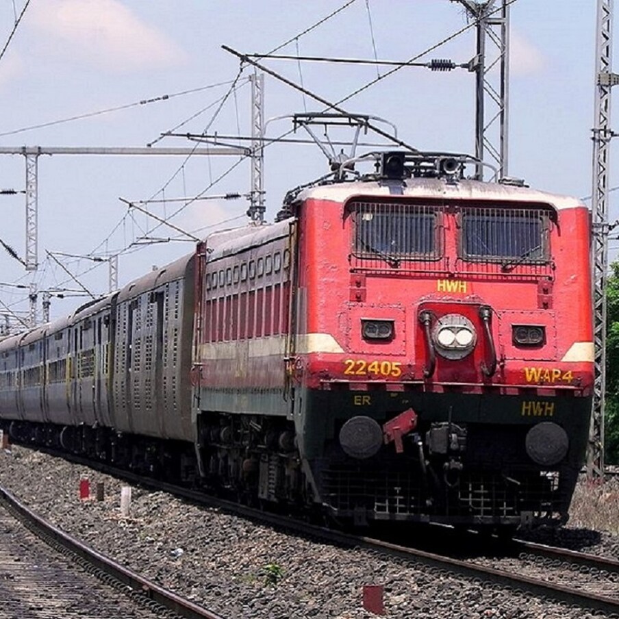 Train No.07189: సికింద్రాబాద్-ఎర్నాకులం మధ్య ఏప్రిల్ 1 నుంచి జూన్ 24 వరకు ప్రతీ శుక్రవారం ఈ రైలును నడపనున్నారు. ఈ రైలు ప్రతీ శుక్రవారం రాత్రి 21.05 గంటలకు బయలుదేరి మరుసటి రోజు 20.15 గంటలకు గమ్యానికి చేరుతుంది.(ప్రతీకాత్మక చిత్రం)