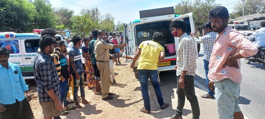  అతివేగమే ప్రమాదానికి కారణంగా పోలీసులు నిర్ధారించారు. బొలేరో వాహనంలో ఉన్నవారికి గాయలు కాగా వారిని ఆస్పత్రికి తరలించినట్లు తెలుస్తోంది. దీనిపై కేసు నమోదు చేసిన పోలీసులు దర్యాప్తు చేస్తున్నారు.