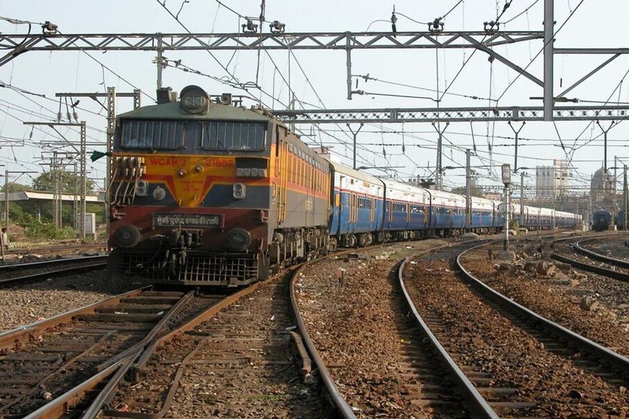  Train No.07570: తిరుపతి-సికింద్రాబాద్ స్పెషల్ ట్రైన్ ను ఈ నెల 20న నడపనున్నారు. ఈ ట్రైన్ సాయంత్రం 5 గంటలకు బయలుదేరి మరుసటి రోజు ఉదయం 5.45 గంటలకు గమ్యానికి చేరుకుంటుంది.