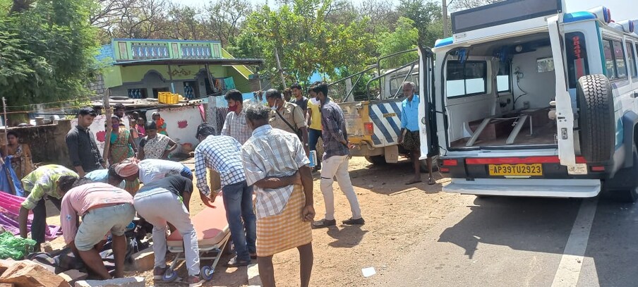  రోడ్డుపక్కనే ఉన్న ఇంట్లో నలుగురు గడప వద్ద మంచంపై కూర్చొని మాట్లాడుకుంటున్నారు. ఇంతలో అతివేగంగా దూసుకొచ్చిన బొలెరో వాహనం వారిని ఢీ కొట్టింది. ఘటనలో ఇద్దరు అక్కడిక్కడే మృతి చెందగా.. మరో ఇద్దరు ఆస్పత్రికి తీసుకెళ్తుండగా ప్రాణాలు కోల్పోయారు.