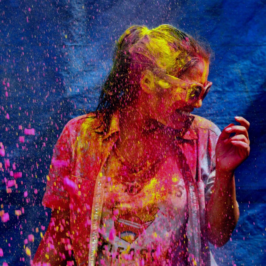  Holi Warning: జీవితం రంగుల మయంగా మారాలని ఆశిస్తూ అందరూ ఆనందంగా జరుకునే పండుగ హోలీ.. వసంత కాలాన్నిమనసారా ఆహ్వానిస్తూ.. హొలీ పండగను చిన్నా పెద్ద అంతా కలిసి చాలా వేడుకగా జరుపుకుంటారు. రంగులను ఒకరిపై ఒకరు చల్లుకుంటూ ఎంజాయ్ చేస్తారు. 