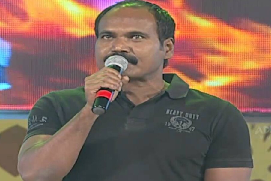  కందికొండ యాదగిరి |  కందికొండ యాదగిరి ముఖ్యంగా తెలంగాణ యాస, భాష, సంస్కృతి ప్రజలకు చేరువ చేసారు. తెలంగాణ సంస్కృతి పై ఎన్నో గీతాలను రాశారు. ముఖ్యంగా ఆయన పాట రాస్తే పదాలు గలగల పారే గోదారిలా పరుగులు పెడతాయి. కొమ్మల మాటున గువ్వలు మళ్లీ మళ్లీ  కూస్తాయి. మనసుండే చోటు చెప్పమంటూ ప్రేక్షకుల హృదయాలను ప్రశ్నిస్తాయి. తెలుగు సినీ సాహిత్యంలో నయాట్రెండ్ సెట్ చేసిన రచయిత కందికొండ. మార్చి 12న కన్నుమూసారు. (File/Photo)
