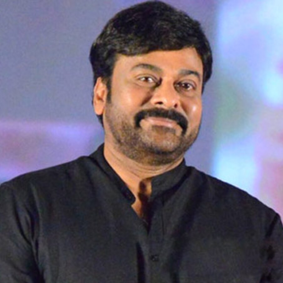  Megastar Chiranjeevi | తెలుగు సినీ ఇండస్ట్రీలో ఎన్టీఆర్, ఏఎన్నార్, కృష్ణ,శోభన్ బాబు, కృష్ణంరాజు తర్వాత స్వయంకృషితో స్టార్ హీరోగా ఎదిగిన నటుడు చిరంజీవి. అప్పటికే ఎంతో మంది హీరోలున్న తనకంటూ ప్రత్యేక ఇమేజ్ క్రియేట్ చేసుకొని మెగాస్టార్‌గా ఎదిగారు. ఇక చిరంజీవికి మెగాస్టార్‌ అనే బిరుదును ప్రధానం ఎవరు చేసారంటే.. (Twitter/Photo)