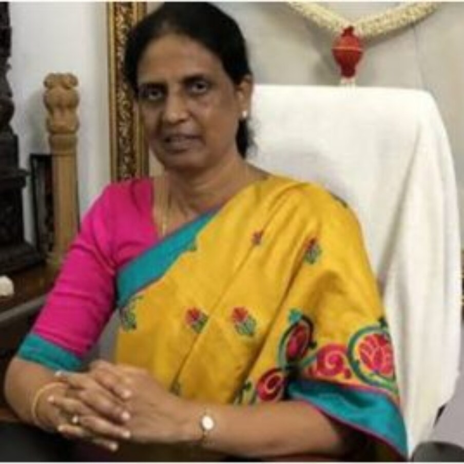  ఇప్పటివరకు కేవలం విద్యాశాఖ కింద ఉన్న వర్సిటీల్లో నియామకాలను మాత్రమే కామన్ బోర్డు లేదా టీఎస్ పీఎస్ సీ ద్వారా భర్తీ చేయాలని ప్రభుత్వం భావించింది. కానీ ఇక నుంచి అలా కాకుండా ఉమ్మడి టోర్డు ద్వారా నియామకాలు జరనున్నాయి. దీనికి సంబంధించి విద్యాశాఖ మంత్రి పీ సబితాఇంద్రారెడ్డి అసెంబ్లీలో బిల్లును సమర్పించారు.   (మంత్రి సబితారెడ్డి (ఫైల్ ఫొటో)