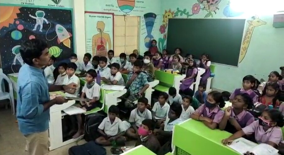  తరగతి గదులలో సిసిటివి కెమెరాలను ఏర్పాటు చేసే ప్రాజెక్ట్‌ను ఢిల్లీ ప్రభుత్వం అమలు చేస్తోంది. ప్రత్యక్ష వీడియో ఫుటేజీని చూడటానికి తల్లిదండ్రులు, సంరక్షకులకు లింక్‌ను అందజేస్తామని అధికారులు తెలిపారు. (ప్రతీకాత్మక చిత్రం)