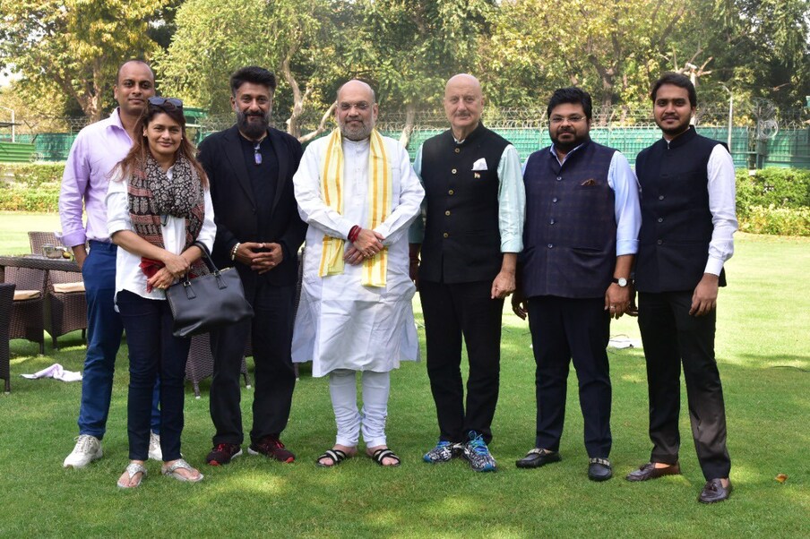 మొత్తంగా కశ్మీర్ లోయలో చోటు చేసుకున్న ఈ భయానక సంఘటనలతో   కశ్మీర్ పండిత్స్  కట్టుబట్టలతో మన దేశంలోని ఇతర ప్రాంతాలకు వలస వెళ్లారు. అప్పట్లో జరిగిన ఈ దారుణ మారణ కాండకు కేంద్రంలో ఉన్న మంత్రి తో అప్పపటి ముఖ్య మంత్రి పరోక్షంగా సాయం చేసినట్టు చూపించారు. ముష్కర దాడుల కారణంగా  కశ్మీర్ పండితులను వారి స్వస్థలాల నుంచి తరిమి కొడితే.. పుట్ట కొకరు.. చెట్టుకొకరు అవుతారు.ఈ సినిమా గత  శుక్రవారం ప్రపంచ వ్యాప్తంగా విడుదలై ప్రేక్షకులతో పాటు విమర్శకుల ప్రశంసలు దక్కించుకుంటోంది. (Twitter/Photo)