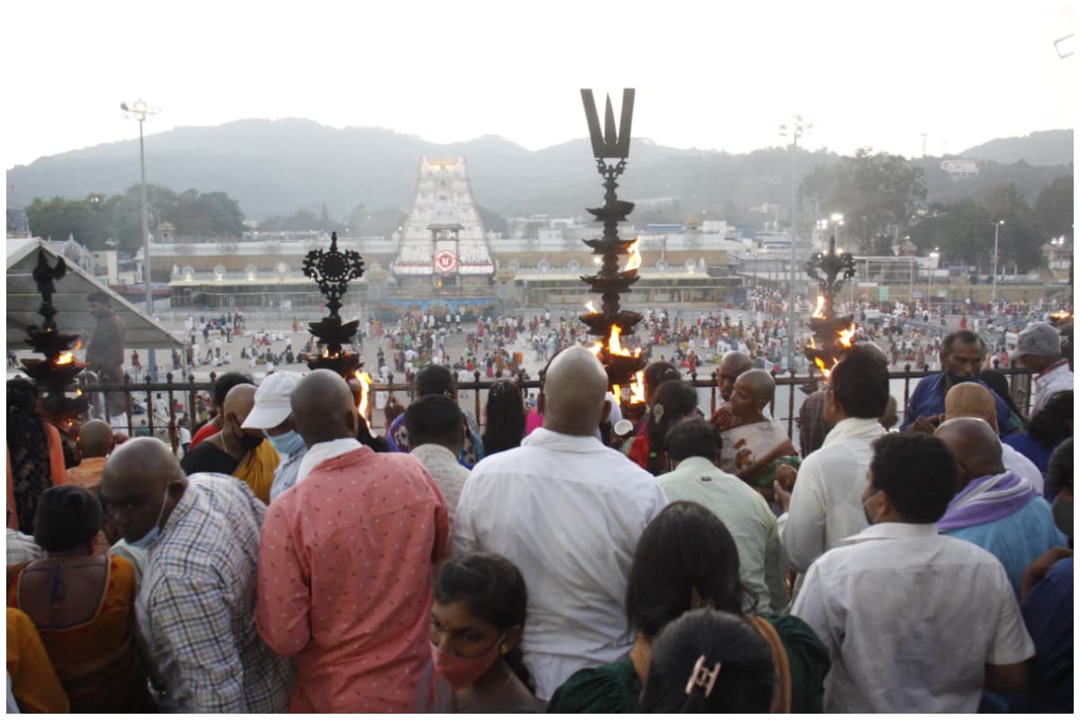 Devotees continue to throng the Tirumala Srivari Temple.  The number of devotees visiting Swami is increasing day by day.  TTD (TTD) is issuing a large number of Tiruvarshan Darshan Tokens after Corona and is flocking to Srivastava Darshan with the arrival of holidays.