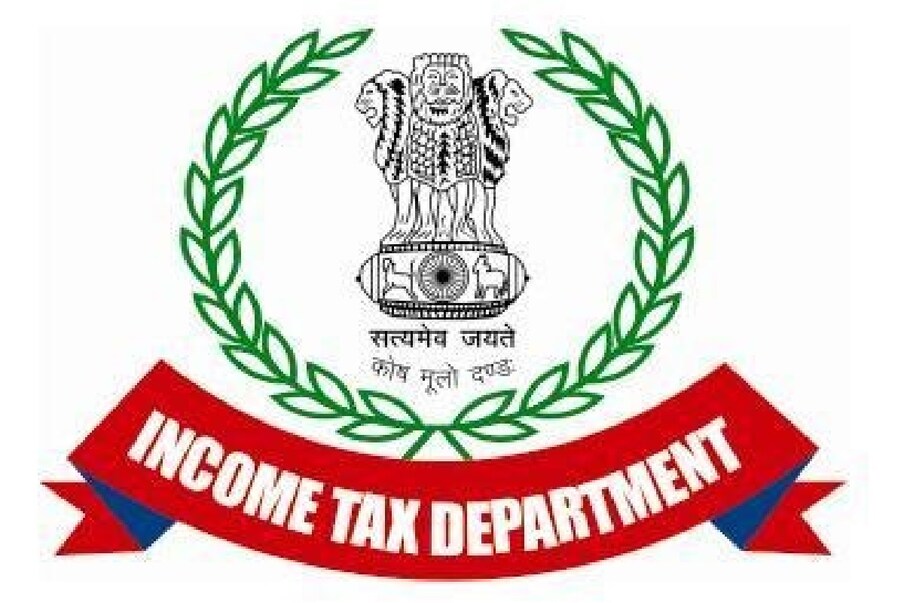  సేవింగ్స్ అకౌంట్‌పై పొందిన వడ్డీకి వ్యక్తి సెక్షన్ 80TTA కింద రూ. 10,000 తగ్గింపును క్లెయిమ్ చేయవచ్చు. ఫిక్స్‌డ్ డిపాజిట్లు, రికరింగ్ డిపాజిట్లు, ఆర్‌బిఐ పన్ను పరిధిలోకి వచ్చే బాండ్లు మొదలైన వాటి నుంచి వచ్చే వడ్డీపై పూర్తిగా పన్ను చెల్లించాలి. కాబట్టి తప్పనిసరిగా ITRలో సరైన మొత్తాన్ని నివేదించాలి, తదనుగుణంగా పన్నులు చెల్లించాలి. PPF వడ్డీకి పన్ను మినహాయింపు ఉన్నప్పటికీ దానిని పేర్కొనాలి. 2021-22 ఆర్థిక సంవత్సరంలో గృహ రుణం/విద్యా రుణ EMI చెల్లించిన వ్యక్తులు పన్ను మినహాయింపు, తగ్గింపులను క్లెయిమ్ చేయడానికి బ్యాంక్/ఆర్థిక సంస్థ నుంచి తిరిగి చెల్లింపు ధృవీకరణ పత్రాన్ని సేకరించాలి.(ప్రతీకాత్మక చిత్రం)