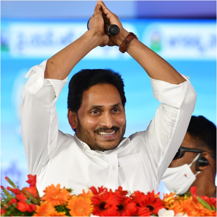 సీఎంగా చంద్రబాబు ఉన్నప్పుడు ఎప్పుడూ విద్యార్థులను పట్టించుకోలేదని సీఎం జగన్ ఆరోపించారు. కానీ తమ ప్రభుత్వానికి విద్యార్థుల పట్ల చిత్త శుద్ధి ఉందని.. అందుకే గత ప్రభుత్వం వదిలేసిన బకాయిలను సైతం తమ ప్రభుత్వం చెల్లిస్తోంది అన్నారు సీఎం జగన్..