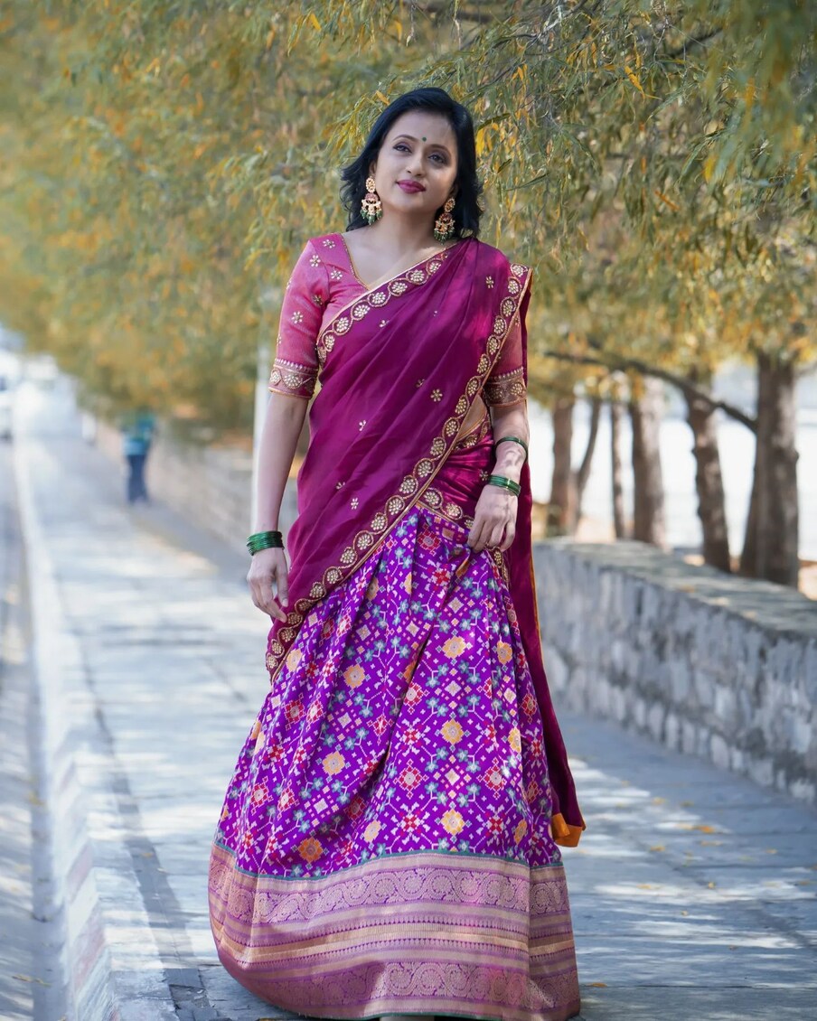  Suma Kanakala : యాంకర్ సుమ అంటే తెలియని తెలుగు టీవీ ప్రేక్షకులుండరు. అంత పాపులర్ సుమ. టీవీ తెరపై ఆమె ఓ మెగాస్టార్. ఎంత పెద్ద షో ఐనా ఏ మాత్రం బెదరకుండా తన మాటలతో రంజింప చేస్తూ ఆకట్టకుంటోంది. జన్మత: మలయాళీ అయినా తెలుగింటి కోడలై.. మాటలతో మైమరిపిస్తున్నారు సుమ. Photo : Instagram