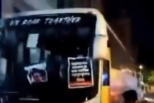 ఢిల్లీ క్యాపిటల్స్ బస్సుపై దాడి చేస్తోన్న వ్యక్తి