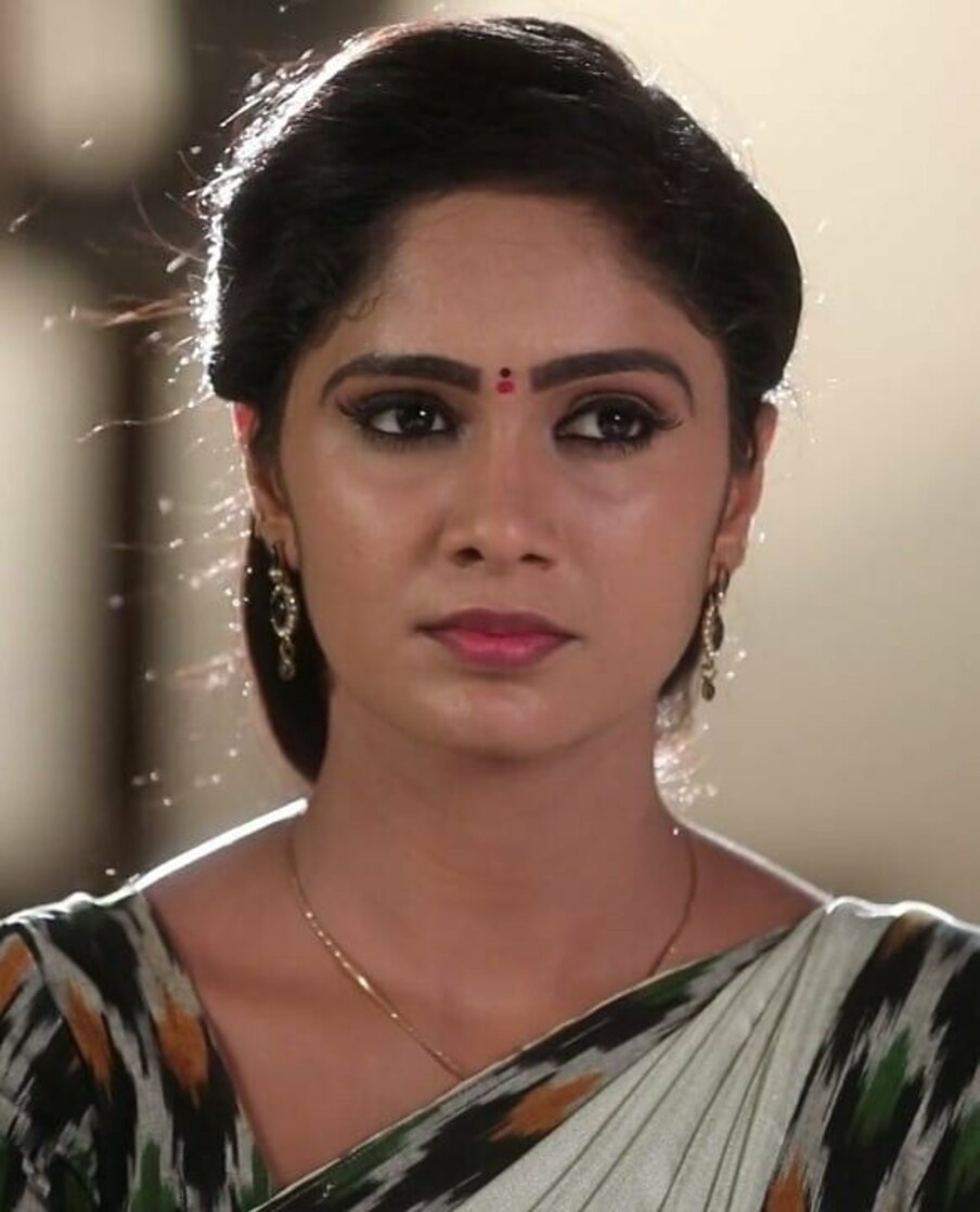  అలాగే ఉంటాయి సినిమా వాళ్ల జీవితాలు కూడా. తెరపై ఎంత అందంగా.. ఆనందంగా కనిపించినా.. జీవితంలో వాళ్లకు కూడా ఎన్నో కష్టనష్టాలుంటాయి. వాళ్లకు కూడా ఎమోషనల్ ఫీలింగ్స్ చాలానే ఉంటాయి. తమకు అవకాశం దొరికినపుడు తమ బాధను చెప్పుకుంటారు. ఇప్పుడు కస్తూరి సీరియల్ నటి ఐశ్వర్య పిస్సె కూడా ఇదే చేసింది. తన జీవితంలో ఎదురైన చేదు సంఘటనల గురించి గుర్తు చేసుకుని కన్నీరు పెట్టుకుంది.