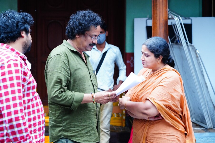  ఈ సిరీస్ నుంచి మొదటి కథ 'పడవ' మోషన్ పోస్టర్ విడుదలైంది. సెన్సేషనల్ డైరెక్టర్ హరీష్ శంకర్ 'పడవ' మోషన్ పోస్టర్ రిలీజ్ చేసి దర్శకుడు వేగేశ్న సతీష్‌కి.. అలాగే టీం అందరికీ ఆల్ ది బెస్ట్ చెప్పారు. దర్శకుడు వేగేశ్న సతీష్ తనయుడు హీరో సమీర్ వేగేశ్న, ఈషా రెబ్బా జంటగా నటించిన 'పడవ' ఎమోషనల్ లవ్ స్టోరీగా తెరకెక్కింది.,[object Object]