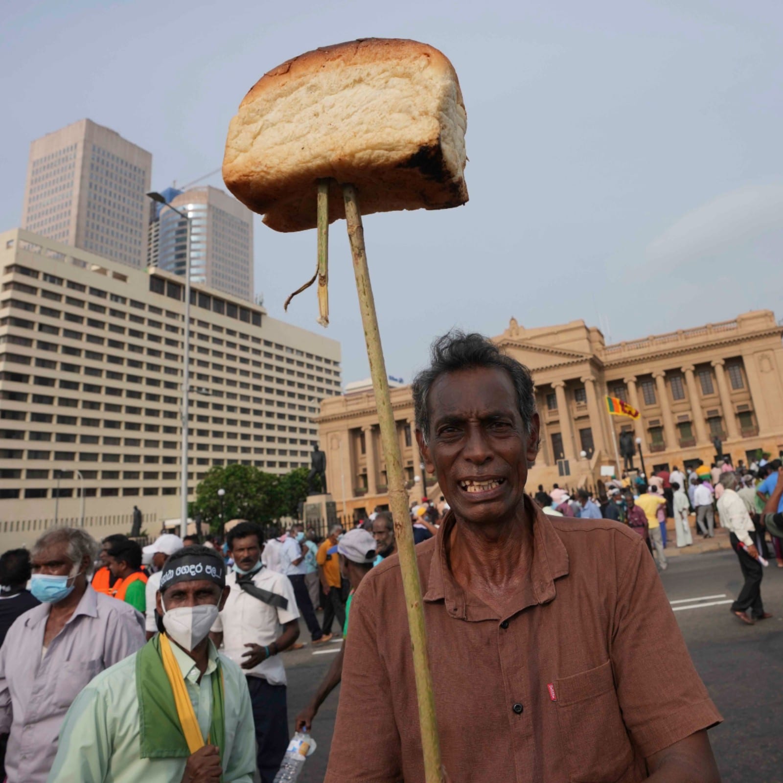 Srilanka Crisis: కిలో చికెన్ 1200.. బియ్యం 500.. చక్కెర 300.. బాబోయ్.. ఏంటా  రేట్లు..? | Sri Lanka Facing Worst Economic Crisis Price of Rice Goes up to  Rs 500 per kg and chicken price