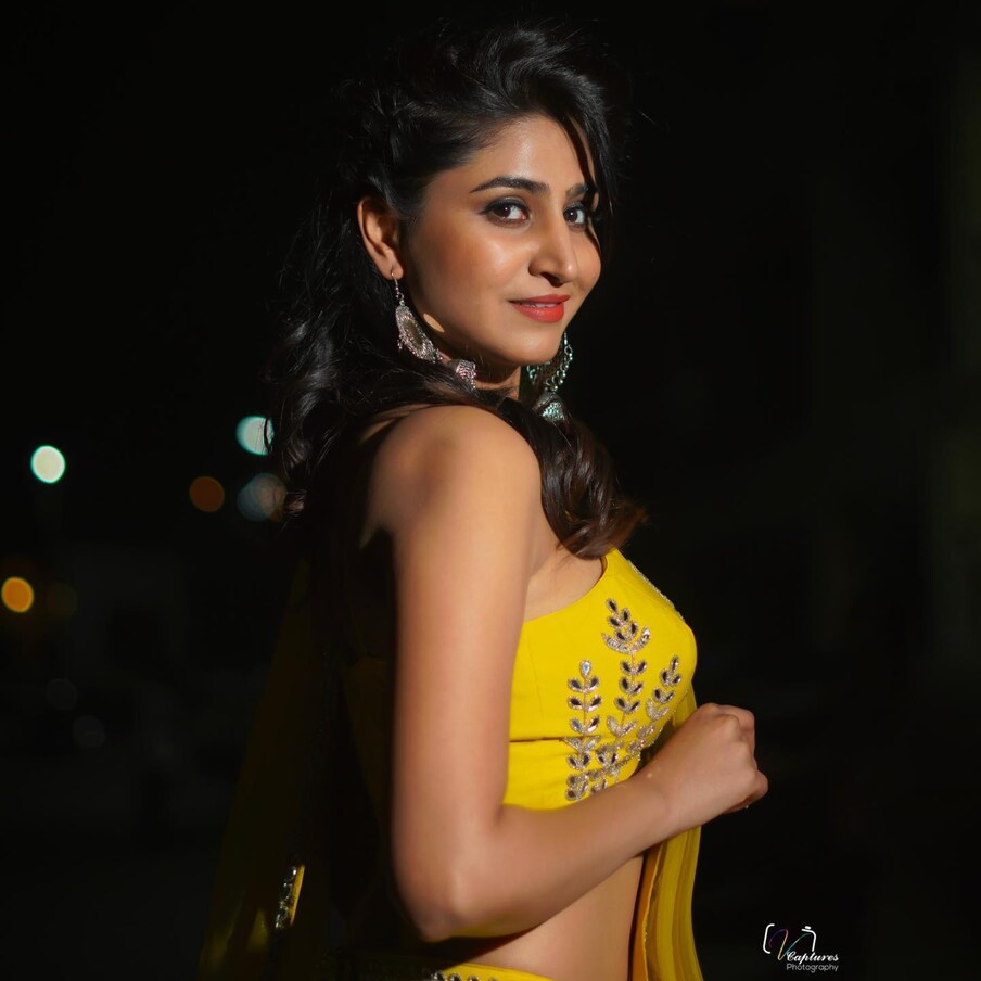  Anchor Varshini : పటాస్ 2 షో యాంకర్ గా రీ ఎంట్రీ ఇచ్చిన భామ వర్షిణి తెరపై కనిపించింది అంటే అభిమానులకు పండగే...ముద్దు ముద్దు మాటలతో...అందమైన నవ్వుతో యూత్ గుండెల్లో నిద్రలేకుండా చేస్తున్న ఈ భామ అటు టీవీ రియాలిటీ షోలతోనూ, వెబ్ సిరీస్ లతోనూ బిజీగా ఉంది. మోడలింగ్ ద్వారా ఇండస్ట్రీలో అడుగుపెట్టిన వర్షిణికి తెలుగు ప్రేక్షకుల్లో విపరీతమైన ఫాలోయింగ్ ఉంది. Photo : Instagram