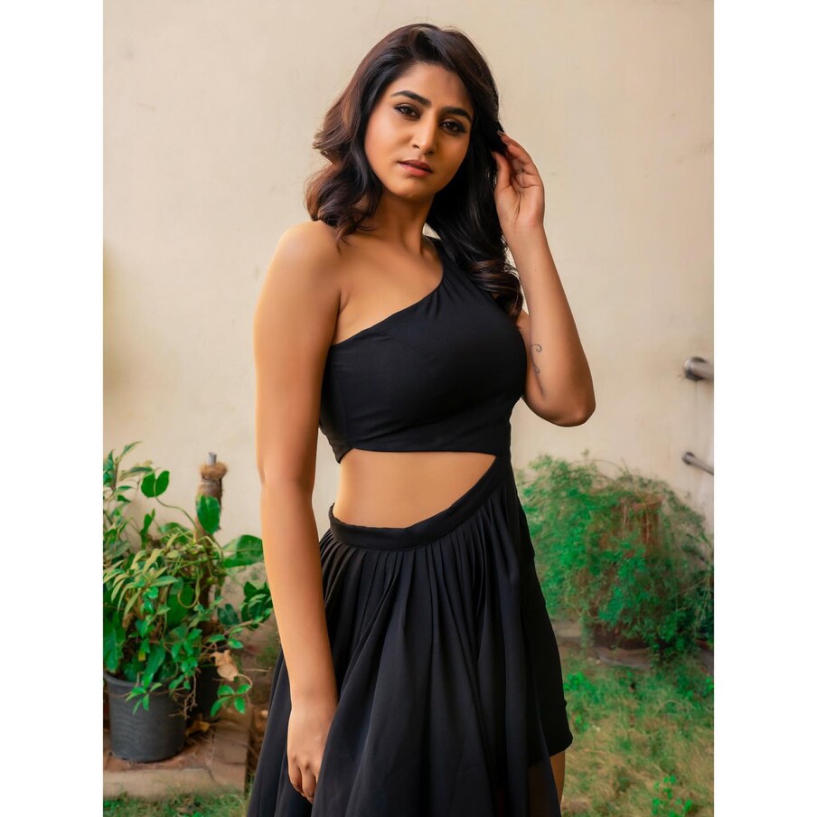  యాంకర్ వర్షిణి ముద్దు ముద్దు మాటలతో... అందచందాలతో అలరిస్తూ తనకంటూ ప్రత్యేక ఫ్యాన్ బేస్‌ను సంపాందించుకుంది. వర్షిణి ఆ మధ్య స్టార్ మాలో వచ్చిన కామెడీ స్టార్స్ అనే షోలో యాంకరింగ్ చేసింది. ఈ షో జబర్దస్త్‌కు పోటీగా వచ్చింది.  Photo: Instagram