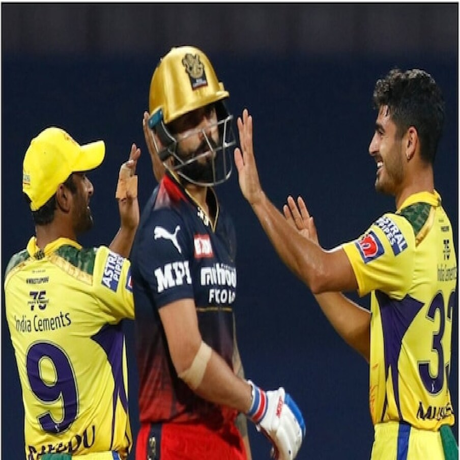  ఆర్సీబీ స్టార్ ప్లేయర్ విరాట్ కోహ్లీ ఈ సీజన్‌లో పెద్దగా రాణించలేకపోయాడు. విరాట్ 7 మ్యాచ్‌ల్లో కేవలం 119 పరుగులు మాత్రమే చేశాడు. ఇందులో ఒక హాఫ్ సెంచరీ కూడా లేదు. విరాట్‌ను అట్టిపెట్టుకునేందుకు ఆర్సీబీ రూ.15 కోట్లు చెల్లించింది.