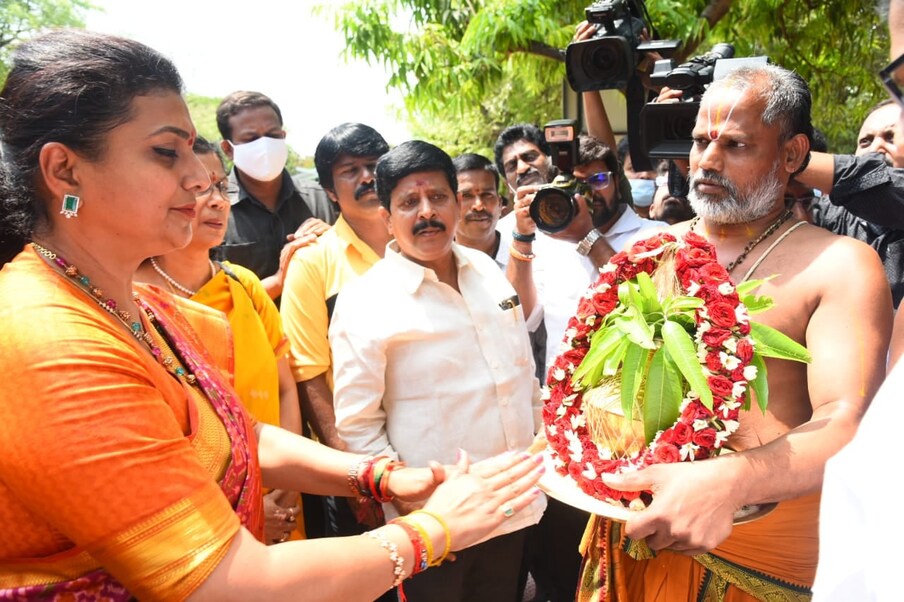  మరో వైపు రోజా.. మంత్రి పదవి బాధ్యతలు చేపట్టిన తరువాత.. నగరికి తొలిసారి వచ్చారు.. ఆ వచ్చిన దగ్గర నుంచి బిజీ బిజీగా పర్యటనలు చేస్తున్నారు. ఇందులో భాగంగా నూతన జిల్లా తిరుపతికి వచ్చారు..