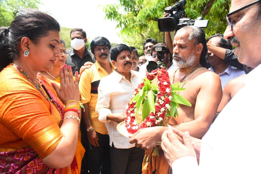  వెంకటేశ్వర స్వామి ఆలయంలో ప్రత్యేక పూజలు నిర్వహించారు. మంత్రి హోదాలో ఆమె తొలిసారి ఆలయానికి రావడంతో.. సాధర స్వాగతం పలికి.. స్వామి వారి ప్రసాధం అందజేశారు అర్చకులు.. ఆ తరువాత ఆమె శాప్ కార్యక్రమానికి హాజరయ్యారు. అక్కడే ఆమె ఫోన్ దొంగతనానికి గురైంది..
