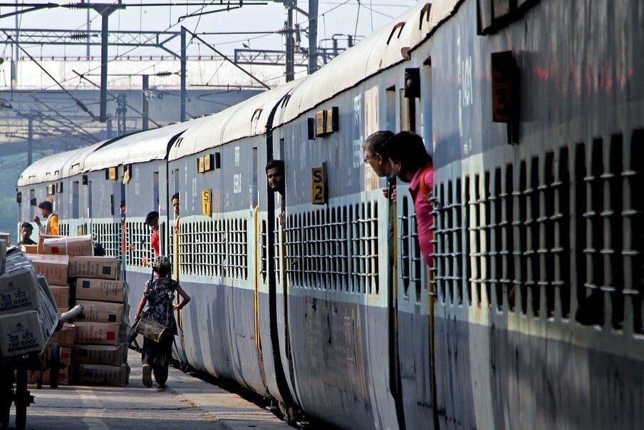  Train No.07587: మహబూబ్ నగర్-కాచిగూడ ట్రైన్ ఈ నెల 26 నుంచి నడపనున్నారు. ఈ ట్రైన్ 14.10 గంటలకు బయలుదేరి.. 16.30 గంటలకు గమ్యానికి చేరుతుంది.