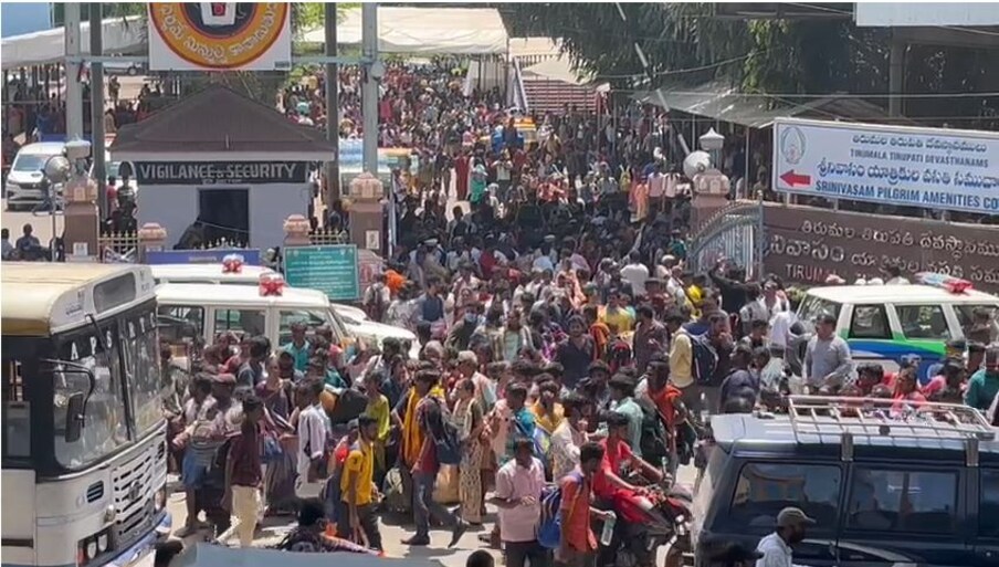  కోవిడ్ ముందు వరకూ జారీ చేస్తున్న విధానంను టిటిడి అమలు చేయాలని భక్తులు కోరుతున్నారు.. టిటిడి అవలంబిస్తున్న విధానంపై భక్తులు తీవ్ర స్ధాయిలో మండిపడుతున్నారు.. టోకెన్లు పొందిన భక్తులు తమకు కేటాయించిన సమయం వరకూ తిరుపతిలో వేచి ఉండలేక తిరుగు ప్రయాణం అవుతున్న పరిస్ధితులు నెలకొన్నాయి.