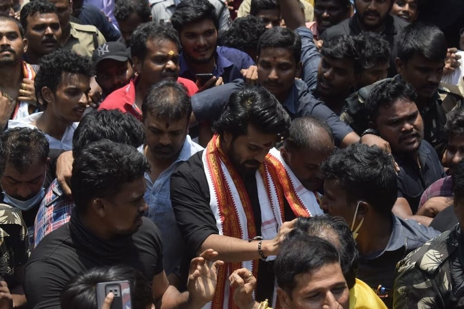  రామ్ చరణ్.. విజయవాడ కనక దుర్గమ్మను దర్శించుకోవడానికి వచ్చాడని తెలియడంతో అభిమానులు ఒక్కసారిగా గుడి దగ్గరికి పోటెత్తారు. దీంతో అక్కడి నుంచి బయటపడేందుకు ఎన్నో ఇబ్బందులు పడ్డారు. ఆయన రామ్ చరణ్ అభిమానులను ఆప్యాయంగా పలకరిస్తూ వెళ్లారు. (Twitter/Photo)
