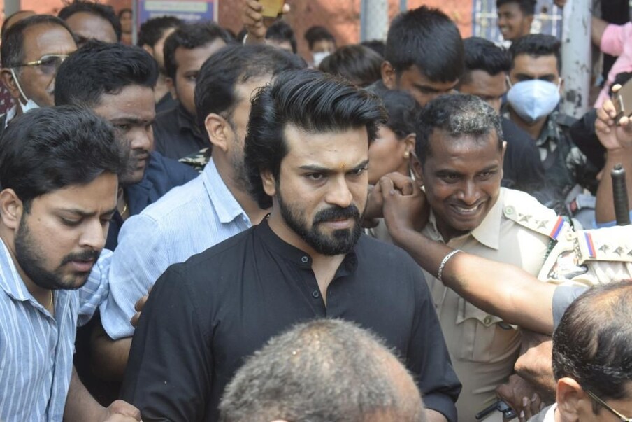  మరోవైపు ఈ సినిమాలో రామ్ చరణ్, తన తండ్రి చిరంజీవితో పూర్తి స్థాయిలో కలిసి నటిస్తుండం.. ఇద్దరు స్టార్ హీరోలుగా ఫామ్‌లో ఉండటం ఈ సినిమాకు మరో పెద్ద ఎస్సెట్. దీంతో ఈ సినిమాను ఎపుడెపుడు చూద్దామా అని మెగాభిమానులు కళ్లలో ఒత్తులు వేసుకొని మరి ఎదురు చూస్తున్నారు. మొత్తంగా ఆర్ఆర్ఆర్ తర్వాత ఒక నెల గ్యాప్‌లో ఆచార్యతో ప్రేక్షకులను పలకరించడం చూసి మెగాభిమానులు ఆనందం వ్యక్తం చేస్తున్నారు. (Twitter/Photo)