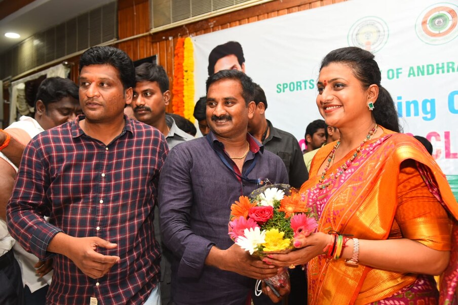  అయితే ఆ సమావేశం ముగిసిన తరువాత.. సెల్ ఫోన్ కనిపించలేదు. అప్పటి వరకు తన పక్కనే ఉన్న ఫోన్ ఎలా మిస్ అయ్యిందో అమెకు అర్థం కాలేదు. దీంతో ఆ చుట్టుపక్కల ఎక్కడైనా కింద పడిందా అనే అనుమానం వెతికారు. అక్కడ ఎవరైనా తీసి దాచారా జాగ్రత్తకోసం అని తన పర్సనల్ సిబ్బంది దగ్గర ఆరా తీశారు. అయినా మొబైల్ కనిపించలేదు.