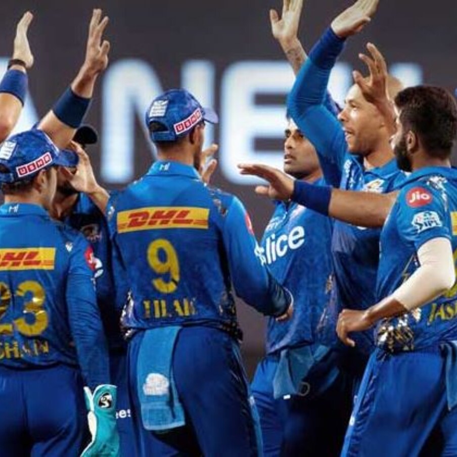  ఐపీఎల్ 2022 సీజన్ (IPL 2022) లో ముంబై ఇండియన్స్ (Mumbai Indians) పరిస్థితి మ్యాచ్ మ్యాచుకీ దారుణంగా మారుతోంది. ఆ జట్టు గెలవడమే గగనంగా మారిపోయింది.ఐపీఎల్ చ‌రిత్ర‌లోనే ఎన్న‌డూ లేని విధంగా ఒక్క మ్యాచ్ కూడా గెల‌వ‌కుండా వ‌రుస‌గా ఆరో ఓట‌మిని మూట‌గ‌ట్టుకుంది. ఈ సీజన్‌లో ఇంకా బోణీ కొట్టిన ముంబై ఇండియన్స్‌ ఒక్క విజయం సాధించడం కోసం కళ్లు కాయలు కాచేలా ఎదురుచూస్తుంది.