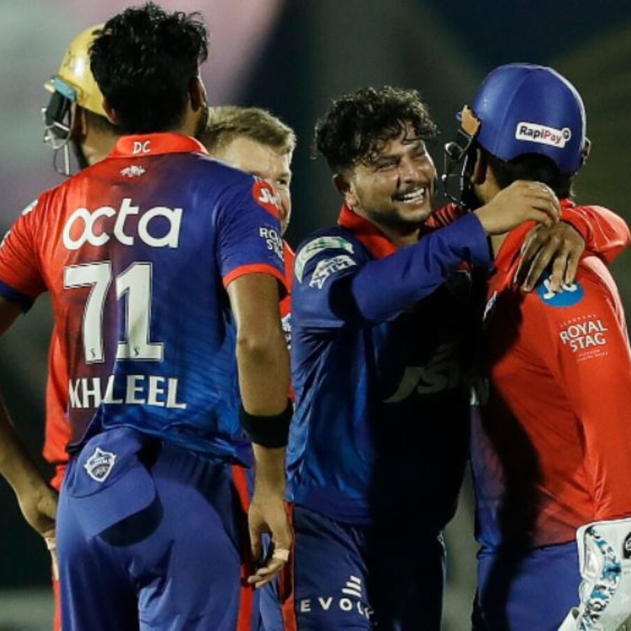  ముఖ్యంగా ఢిల్లీ క్యాపిటల్స్ ను కరోనా మహమ్మారి వదలడం లేదు. కరోనా దెబ్బకి ఆ జట్టు వణికిపోతుంది. ఆదివారం డబుల్ ధమాకాలో భాగంగా.. చెన్నై సూపర్ కింగ్స్, ఢిల్లీ క్యాపిటల్స్ మధ్య రాత్రి 7.30 గంటలకి డీవై పాటిల్ స్టేడియం వేదికగా మ్యాచ్ జరగాల్సి ఉండగా.. ఇవాళ ఢిల్లీ క్యాపిటల్స్ టీమ్‌లో కరోనా కేసు నమోదైంది.