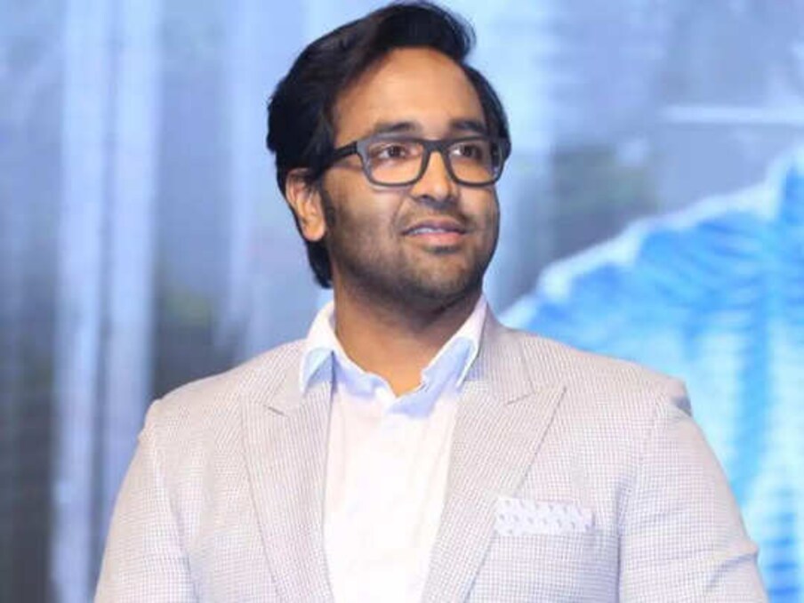  మంచు విష్ణు ఈ మధ్య సోషల్ మీడియాలో తెగ ట్రెండ్ అవుతున్నారు. ఆ మధ్య మా ఎలక్షన్స్ కారణంగా ట్రెండ్ అయితే.. తాజాగా ఆచార్య సినిమా కారణంగా ట్రెండ్ అవుతున్నారు. దీనికి కారణం ఈరోజు మార్నింగ్ మంచు విష్ణు ఓ ట్వీట్ చేశారు. ఆ ట్వీట్ చిరంజీవి సినిమాకు గానీ, లేదా మెగా ఫ్యామిలీకి గానీ ఏమాత్రం సంబంధం లేదు. కానీ ఒక్కసారి ఆ ట్వీట్ కింద ఉన్న కామెంట్స్ చూస్తే మనకు అర్ధం అవుతుంది అసలు ఏం జరుగుతుందనేది. మంచు విష్ణు తన ట్వీట్‌లో రాస్తూ.. 'డాన్స్ రిహార్సల్స్ మొదలయ్యాయి. దీంతో ఒళ్ళంతా నొప్పులు' అంటూ విష్ణు ట్వీట్ చేశారు. Photo : Twitter