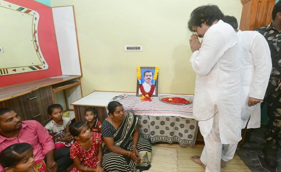  తన భర్త ఆత్మహత్య చేసుకున్న తర్వాత తమను ఎవరూ పట్టించుకోలేదని.. ప్రభుత్వం సాయం చేయలేదని సుజాత.. పవన్ కల్యాణ్ తో అన్నారు. ఆమెకు దైర్యం చెప్పిన పవన్.. పార్టీ తరపున అండగా ఉంటామని హామీ ఇచ్చారు.