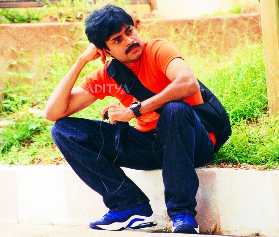  ముఖ్యంగా ఈ సినిమా పవన్ కళ్యాణ్ పలికిన హావ భావాలు.. సిద్దు.. సిద్ధార్ధ్ రాయ్ అంటూ చెప్పిన డైలాగులకు ప్రేక్షకులు పూనకంతో ఊగిపోయారు. అంతేకాదు ఈ సినిమాలో పవన్ కళ్యాణ్ విలన్‌ను ఉద్దేశిస్తూ.. నువ్వు గుడుంబా శంకర్ అయితే ఏంటి.. ? తొక్కలో శంకర్ అయితే ఏంటి అన్న డైలాగులు ఇప్పటికీ ప్రేక్షకుల మదిలో అలాగే నిలిచిపోయాయి. (Twitter/Photo)