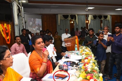 మంత్రి రోజా ఫోన్ చోరీ స్టోరీలో ట్విస్ట్